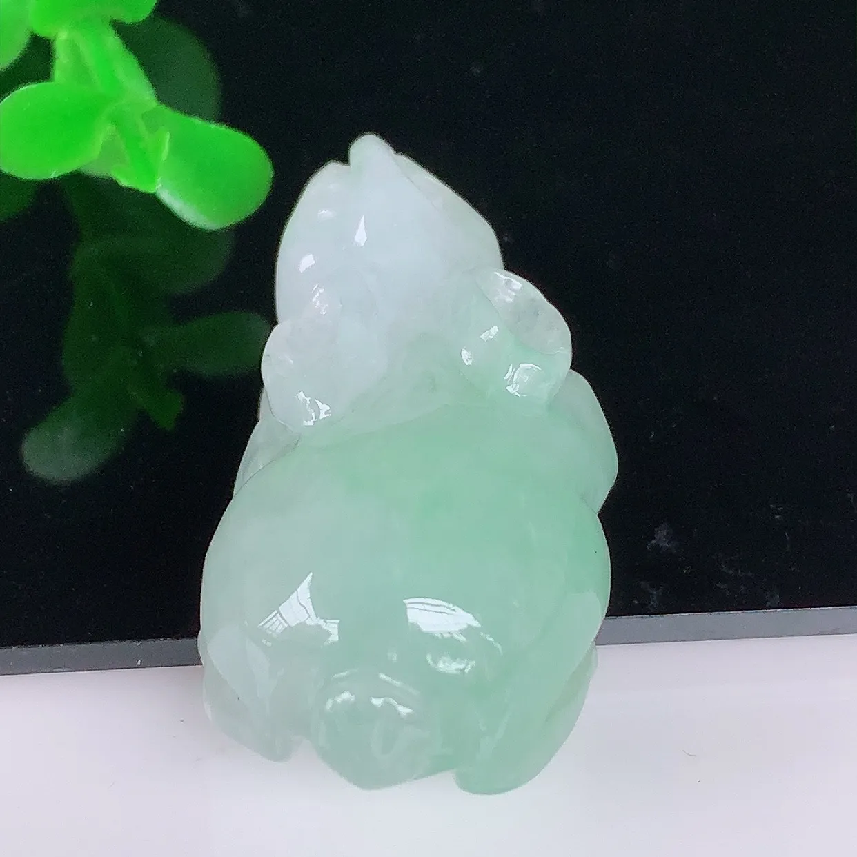 自然光实拍 冰润冰糯种飘绿翡翠生肖兔子吊坠，种老水足，翠色灵动，寓意美好，佩戴时尚出众！#41.1