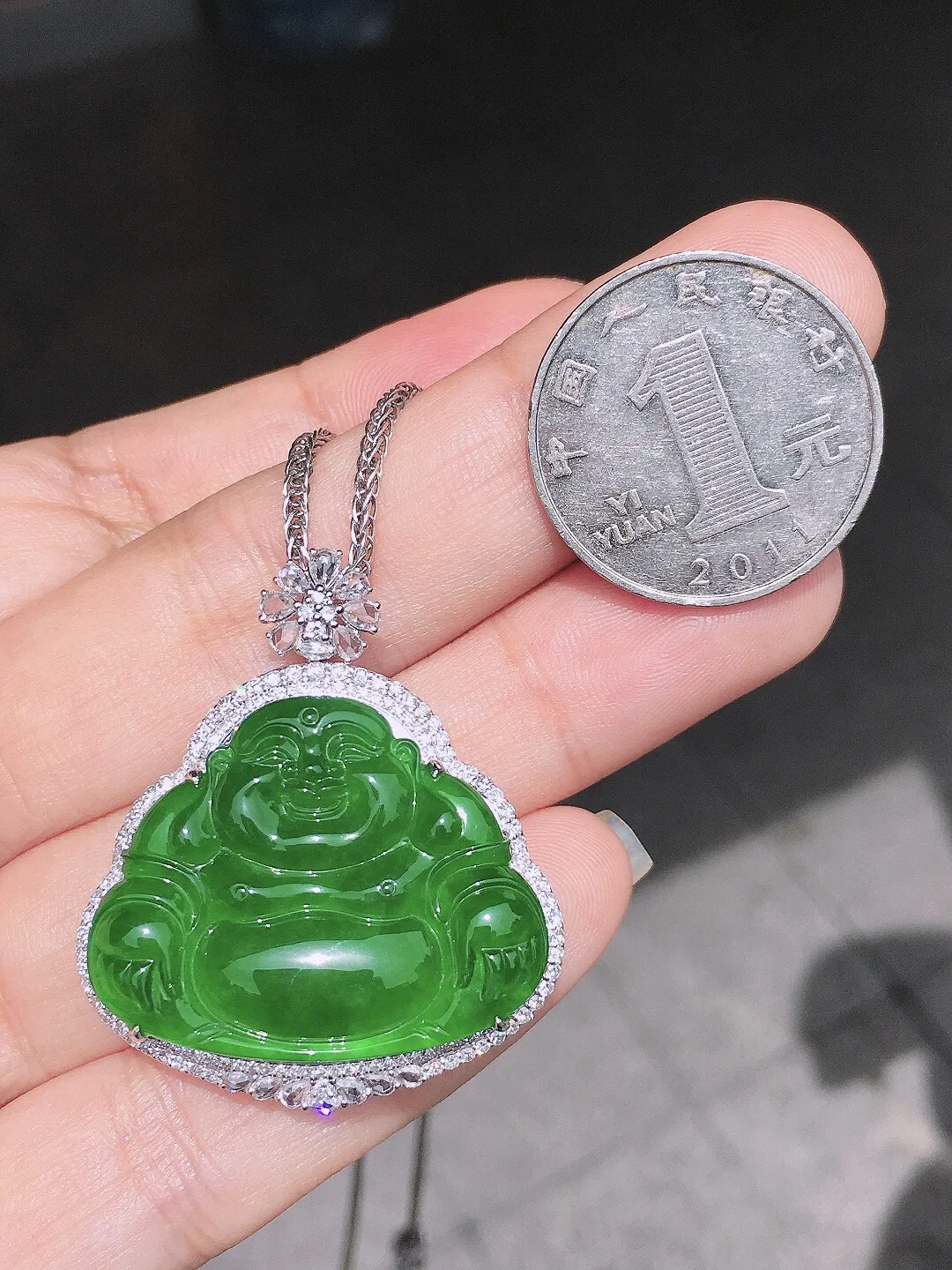 满绿佛公吊坠，色泽均匀浓郁，玉质细腻，荧光感超
强，饱满水润，气质满满。18k
金豪华镶嵌