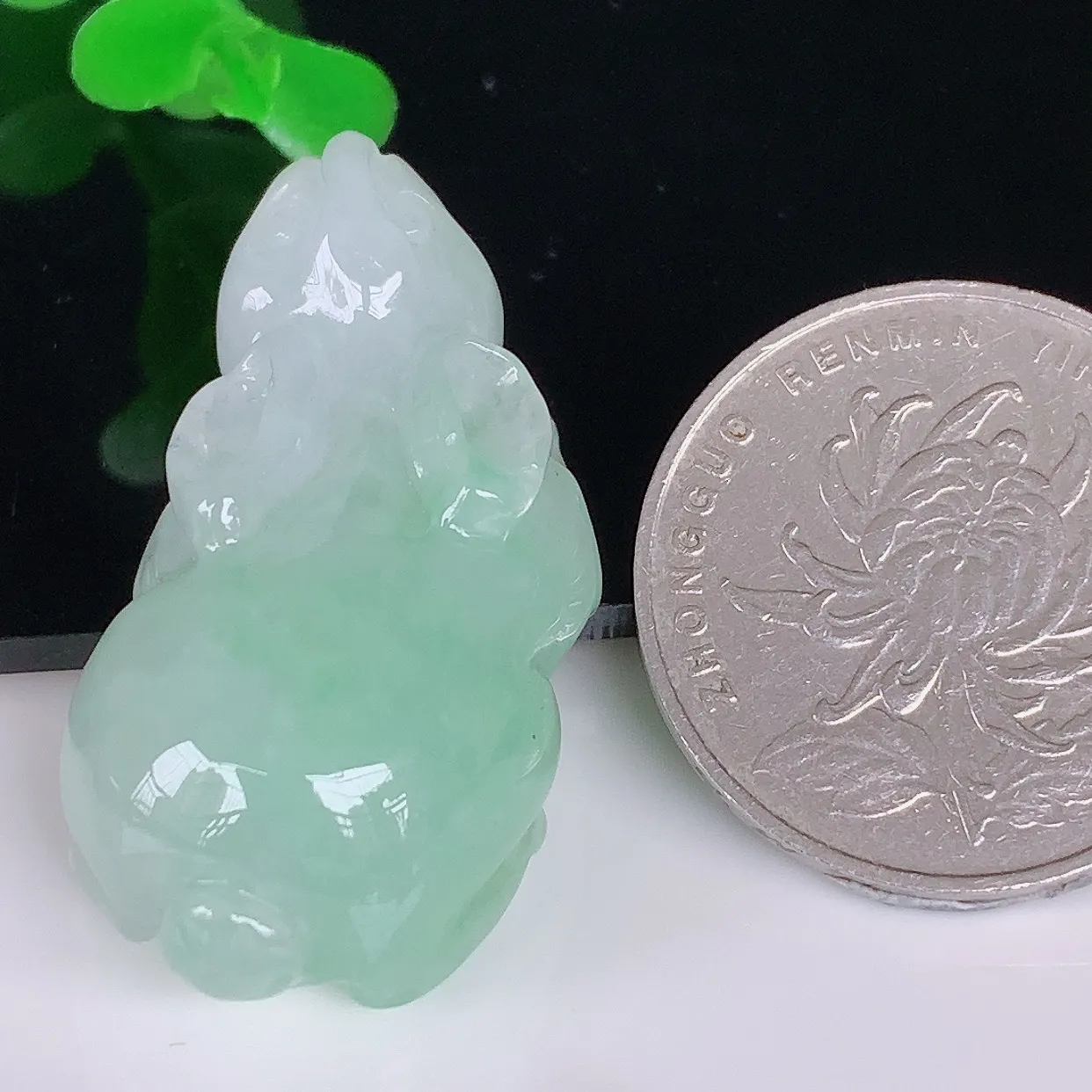 自然光实拍 冰润冰糯种飘绿翡翠生肖兔子吊坠，种老水足，翠色灵动，寓意美好，佩戴时尚出众！#41.1