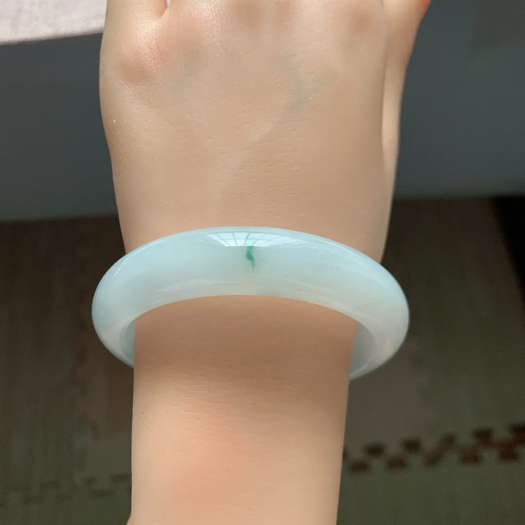 55圈口。自然光实拍，老坑冰胶飘花正圈翡翠手镯，尺寸:55-13.5-8mm，重量60.38g