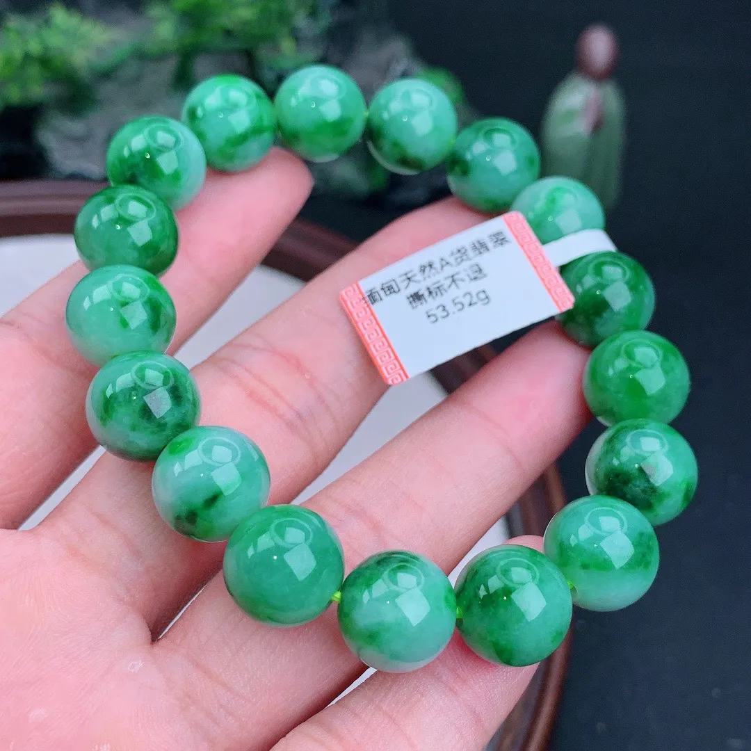 缅甸天然A货翡翠满绿圆珠手串
尺寸12mm  重53.52g