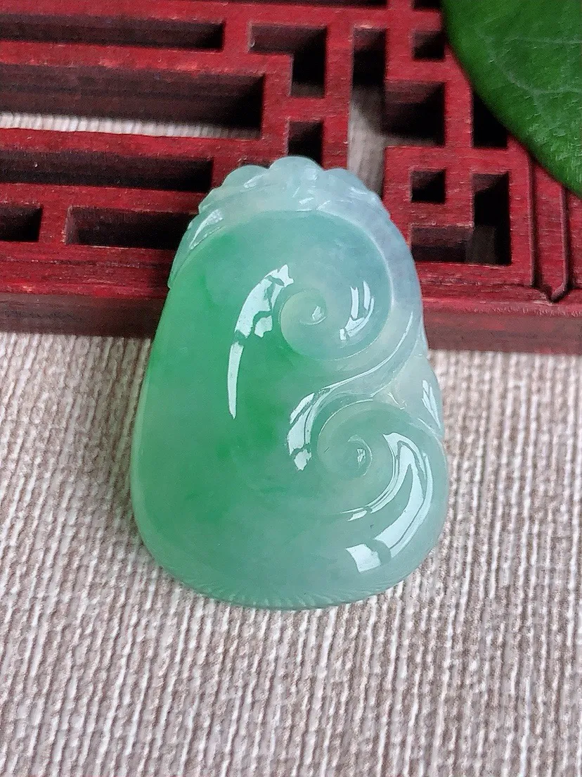 a货翡翠老坑冰种飘绿如意吊坠 尺寸30.3×20.4×4.7mm 重量6.26g 0603