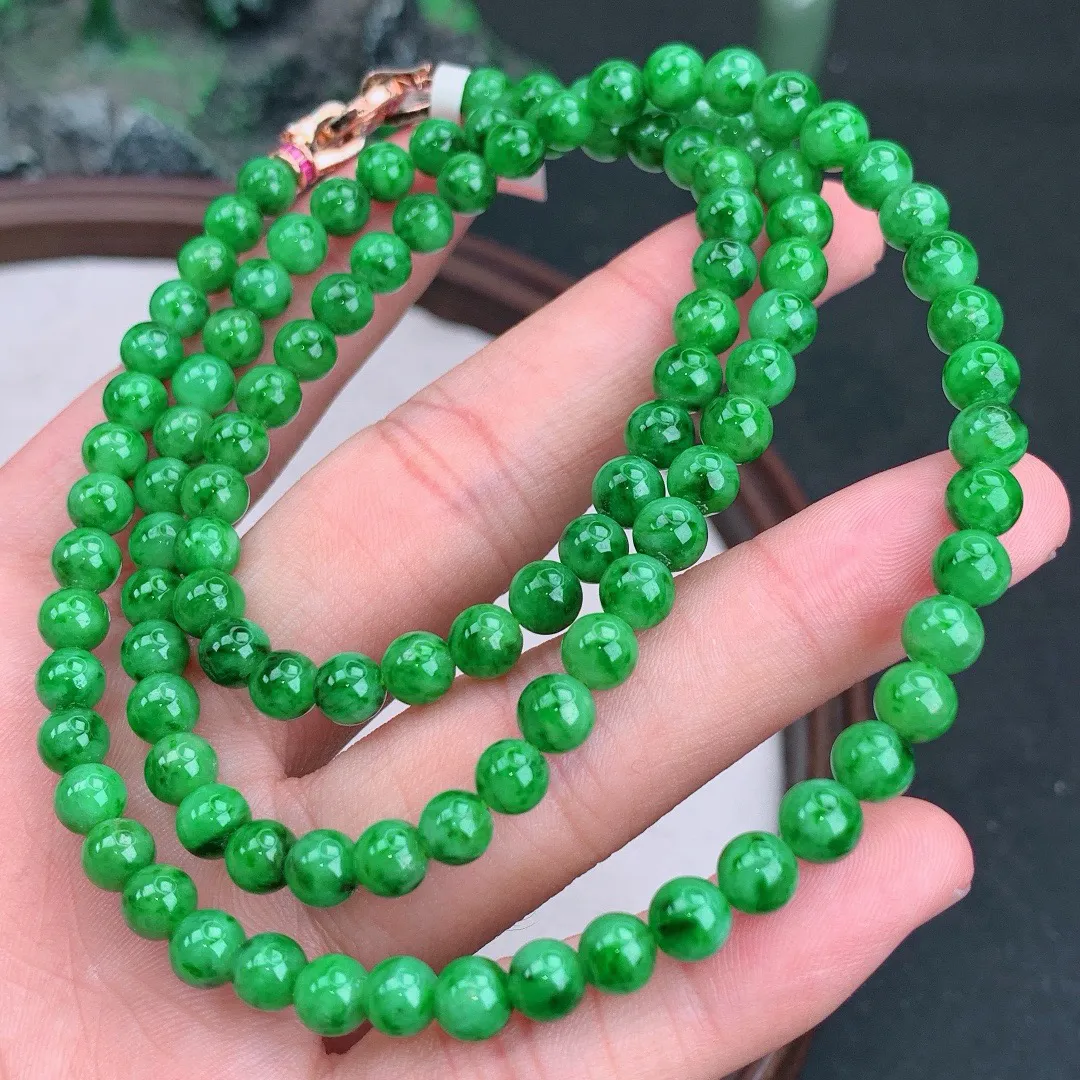 缅甸天然A货翡翠满绿圆珠项链
尺寸6mm  重41.00g