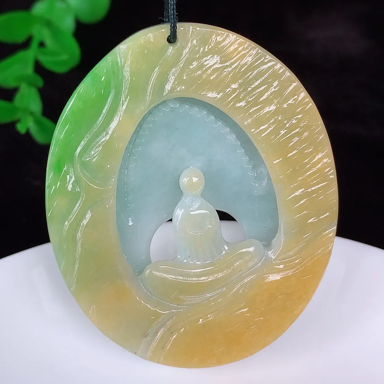 自然光实拍，冰润冰糯种双彩黄加绿翡翠悟道吊坠，翡翠悟道寓意“祥和，安宁，吉祥，幸福”，佩戴效果优雅迷人，性价比超高！#60.1