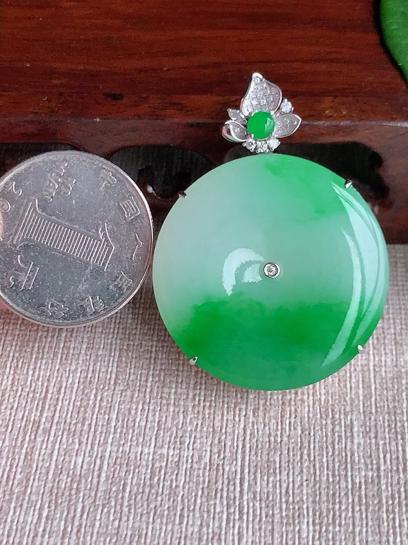 a货翡翠老坑冰种18K金伴钻镶嵌飘阳绿平安扣吊坠 尺寸43×32×9.2mm 重量18.50g 0603