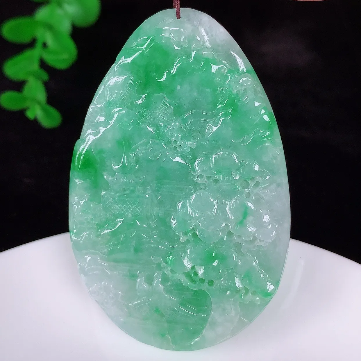 自然光实拍，冰润冰糯种飘阳绿翡翠山水牌吊坠，翡翠山水，立体生动形象，山水素材布局合理，意境感佳，佩戴上身效果更高贵 #57.1