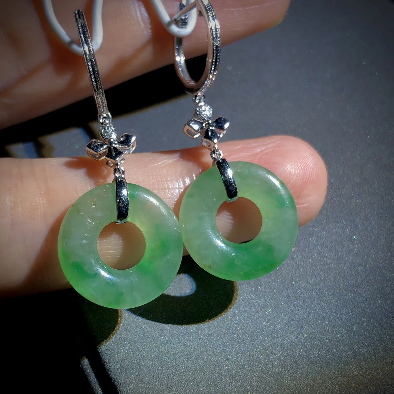 绿花平安扣子耳坠，裸石16.6-3mm，
18K金，南非钻，