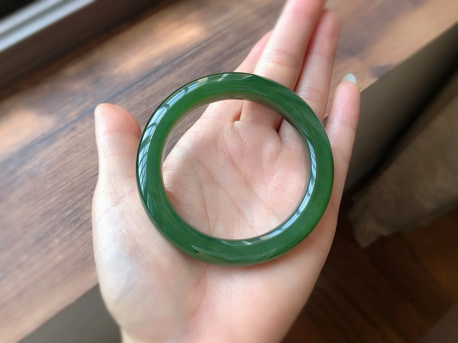圈口55  尺寸11.8*10，天然和田玉 碧玉手镯，正装，老坑料 色辣绿，质地温润