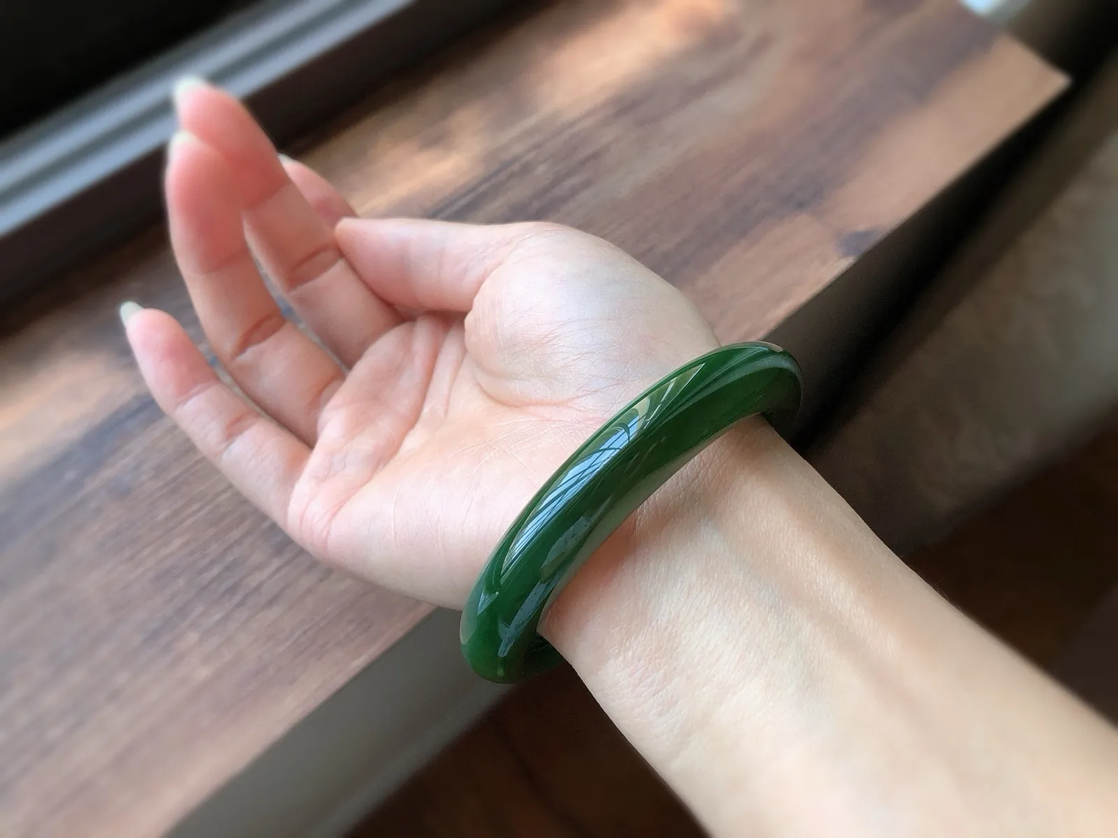 圈口55  尺寸11.8*10，天然和田玉 碧玉手镯，正装，老坑料 色辣绿，质地温润