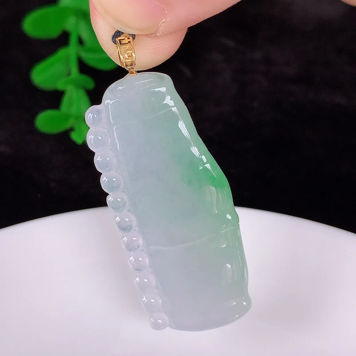 自然光实拍，18K金镶嵌冰飘绿翡翠竹节吊坠。竹节寓意“节节高，官运亨通，前程似锦，水润莹泽，清秀高雅，佩戴精美！#41.1