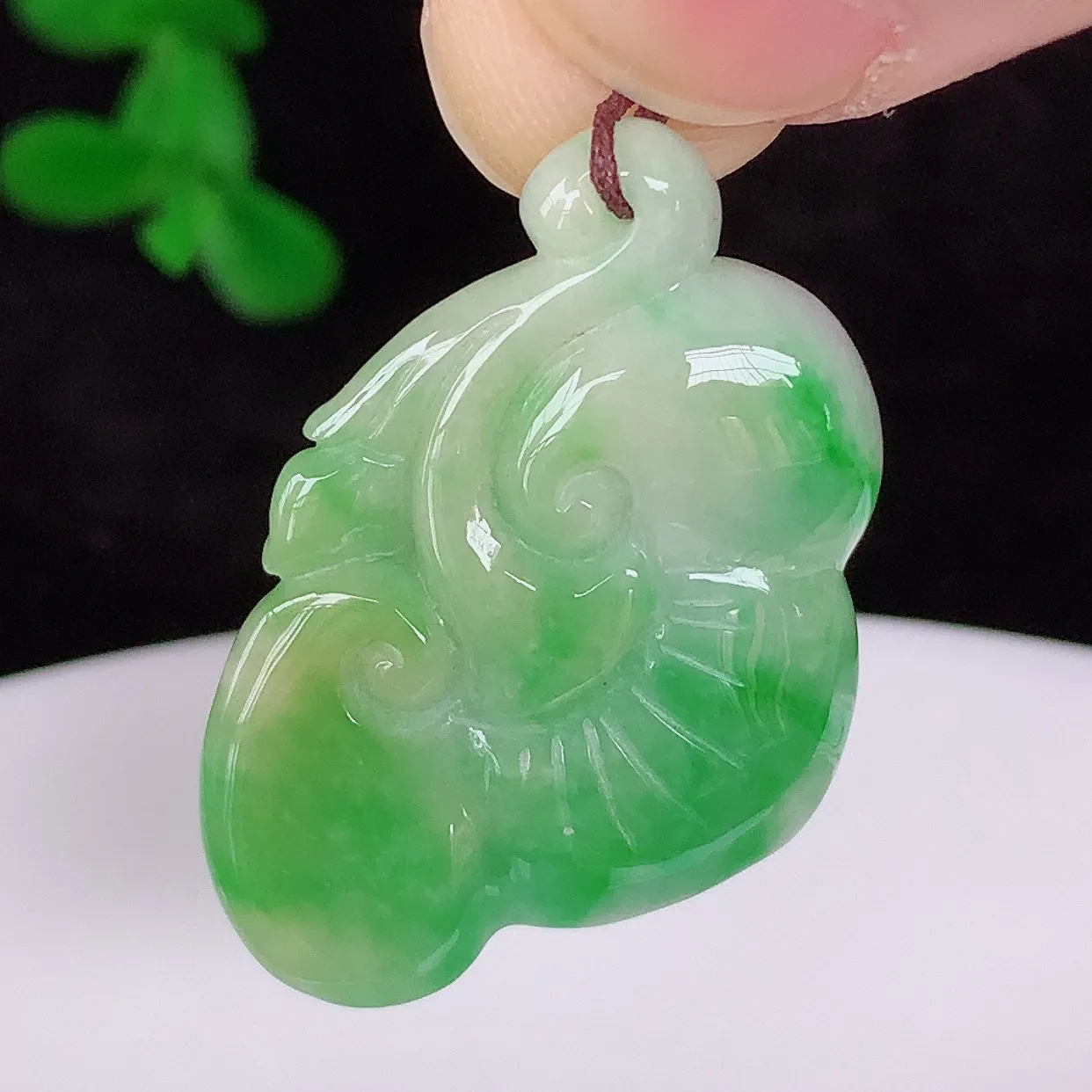 自然光实拍，冰润冰糯种双彩黄加绿飘阳绿翡翠如意吊坠，翡翠如意，上身效果非常美，饱满大气，工艺美，万事如意，如意一生 #87.1