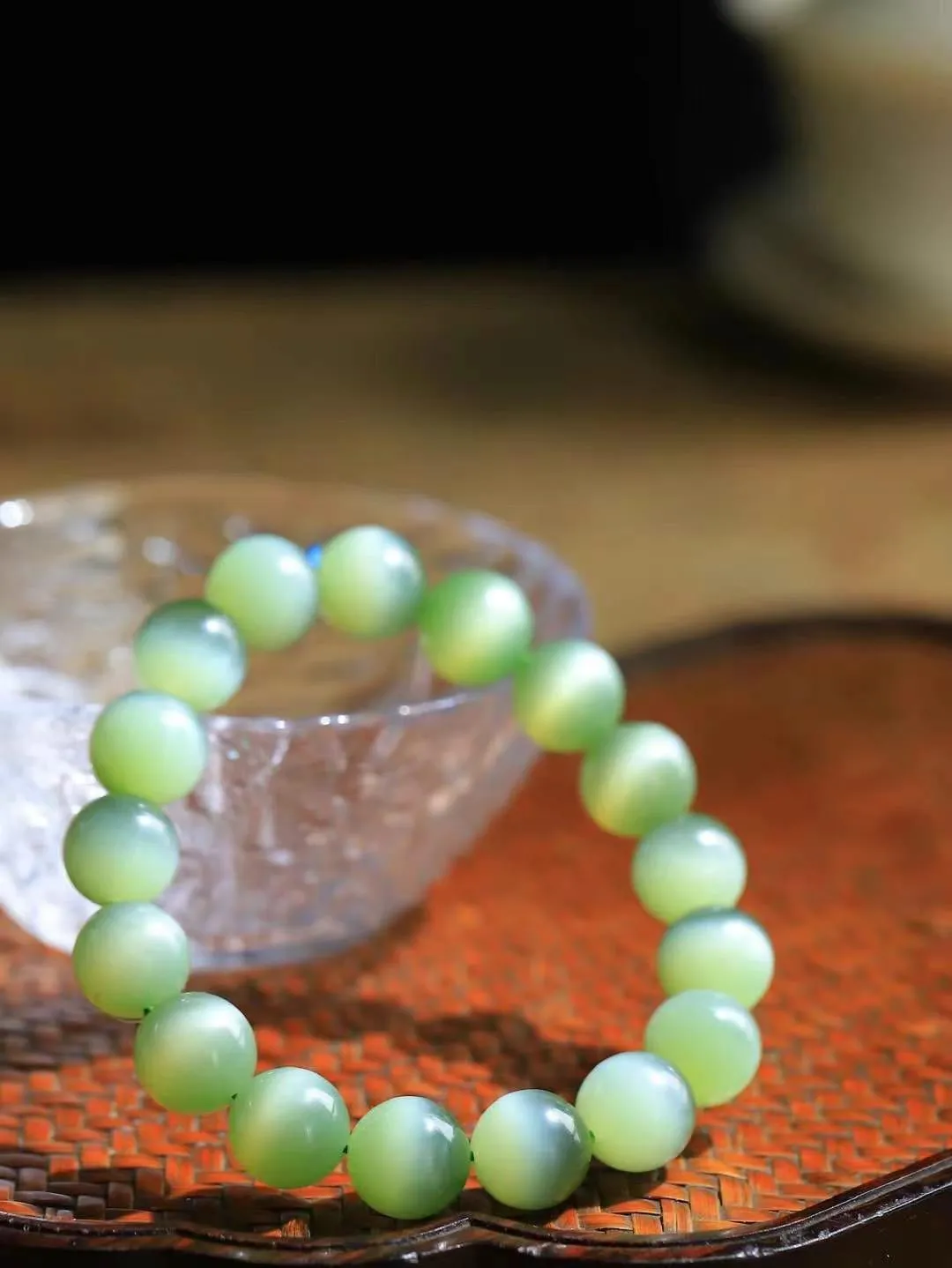 （猫眼手串）

收藏级臻品和田玉碧玉猫眼圆珠手串 质地温润灵动 猫眼儿般的光中，有波光潋滟，也有梦幻清韵。行走于市井的喧嚣，相顾不言，便得清欢。重45.3克 尺寸取一11.8mmFDL-8560388