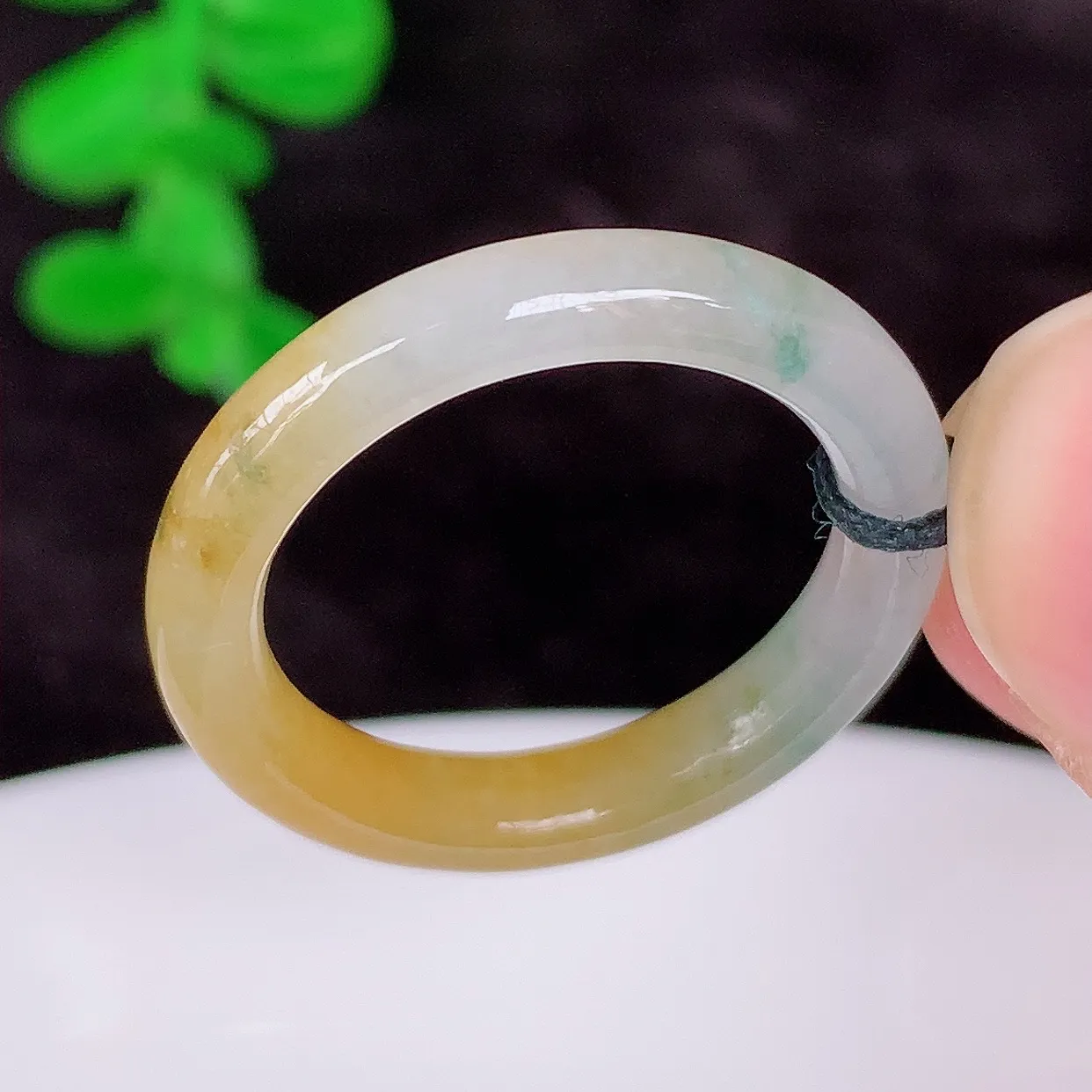 自然光实拍 冰润冰种黄翡18mm内径翡翠指环，玉戒指，玉质莹润，好精美好冰润的指环，15圈口，上手纤巧！#1.1