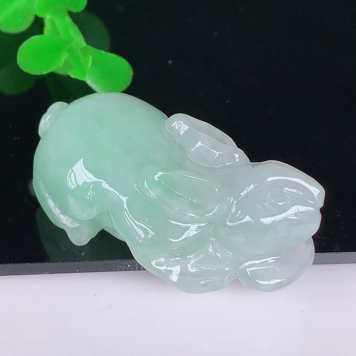 自然光实拍 冰润冰糯种飘绿翡翠生肖兔子吊坠，种老水足，翠色灵动，寓意美好，佩戴时尚出众！#41.1