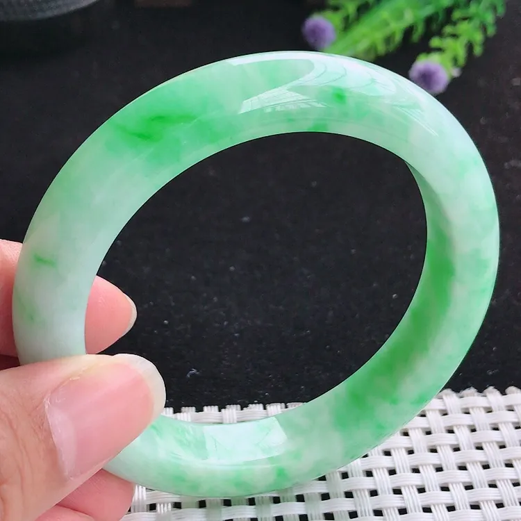 自然光57.5圈口老坑精美温润飘阳绿手镯翡翠玉镯尺寸57.5/12/9.3