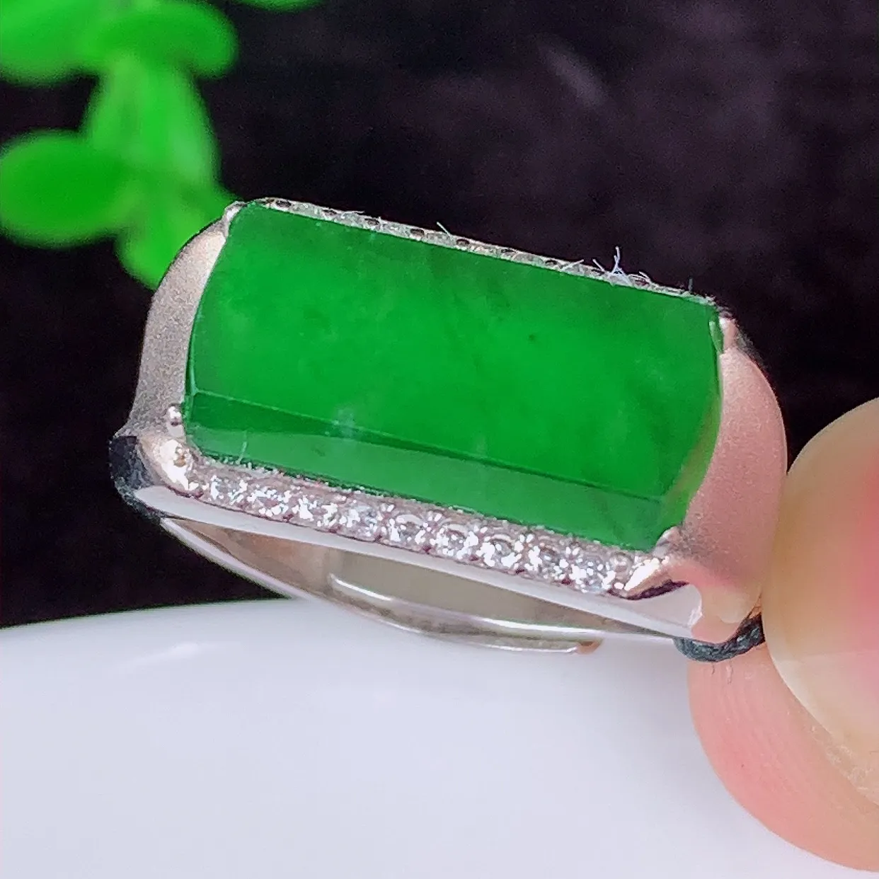 冰透满绿翡翠925银镶嵌马鞍戒指，自然光实拍，翠色灵动，颜色漂亮，种老水足，品相佳，佩戴佳品！#97.1内径18*圈口16*整体24.5*5裸石15.8*7.5（圈口可调大小）