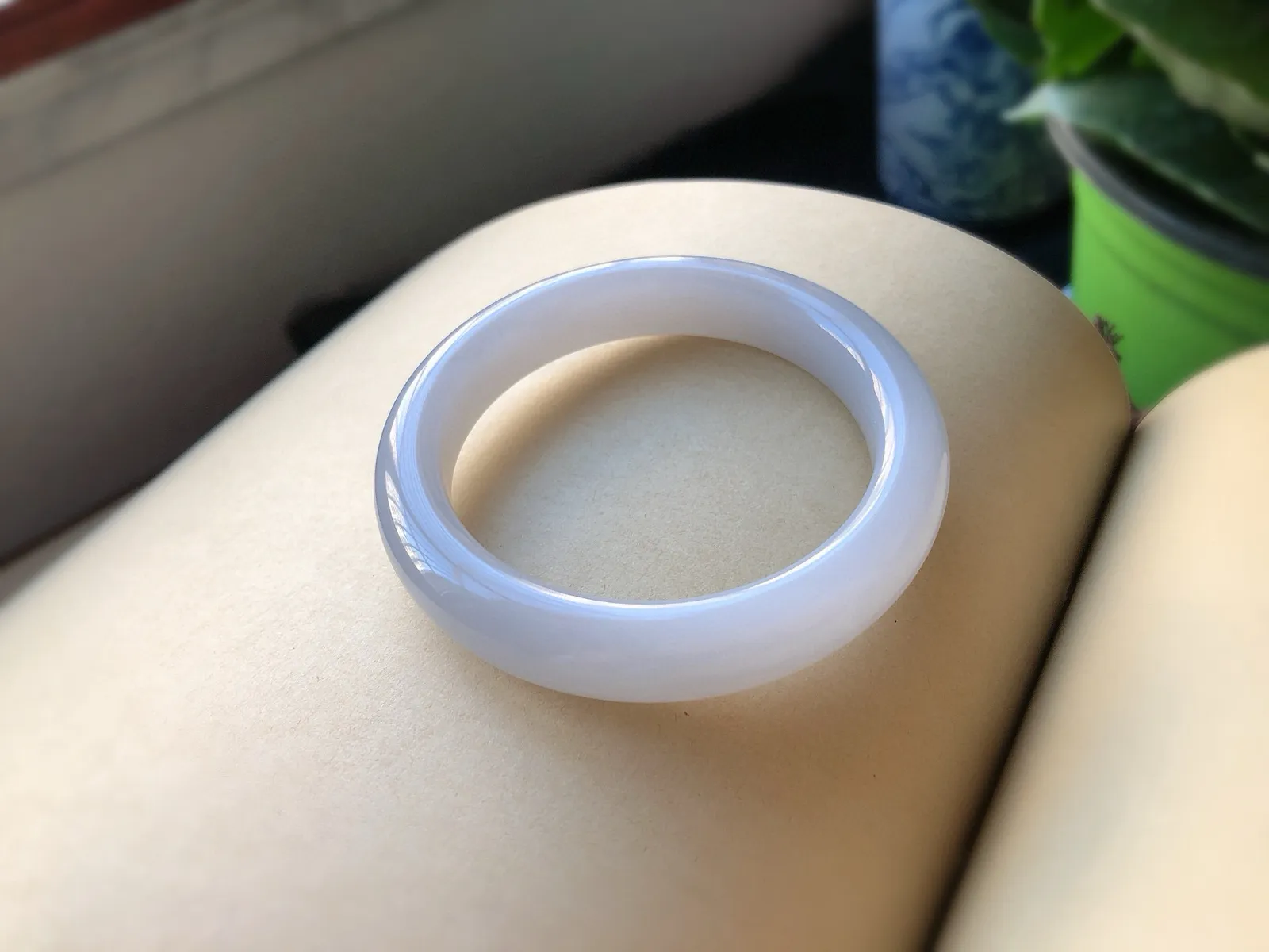 圈口55  尺寸12.8*9.5    超美的和田玉紫罗兰手镯，平安镯，冰紫料，料子细腻，超级有韵味，无黑裂。