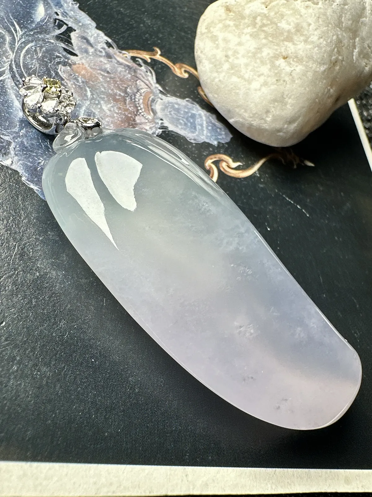 【冰种淡紫罗兰大福瓜吊坠】种水上乘，晶莹剔透，纯净通透，莹光感很强。18k金扣头镶嵌，裸石尺寸60*28.4*13.5毫米
