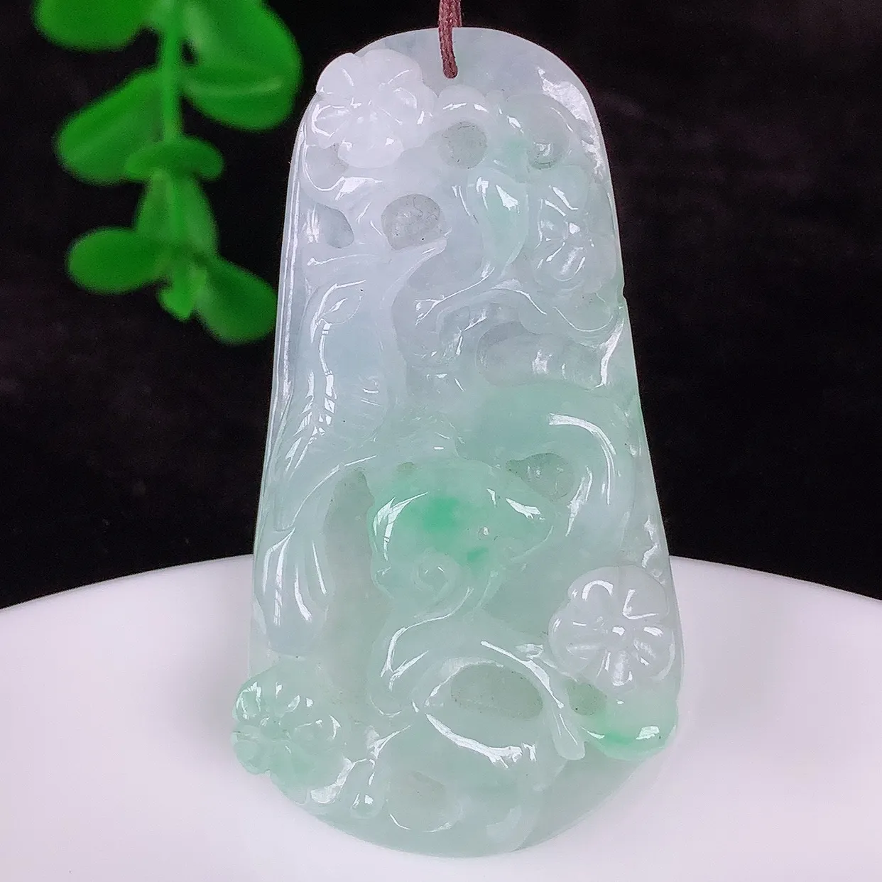 自然光实拍，冰润冰糯种飘绿翡翠喜上眉梢吊坠，花开富贵，种老水足，翠色灵动，寓意美好，佩戴时尚出众！#