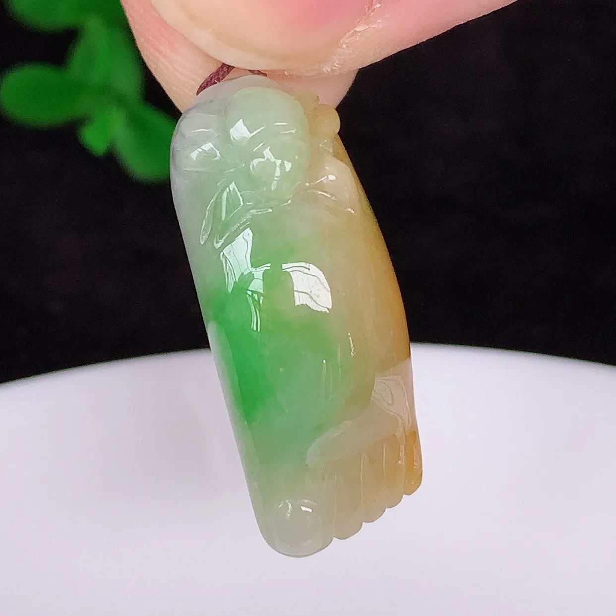 自然光实拍，冰润冰糯种双彩黄加绿翡翠知足常乐吊坠，种老水足，翠色灵动，寓意美好，佩戴时尚出众！#87.1