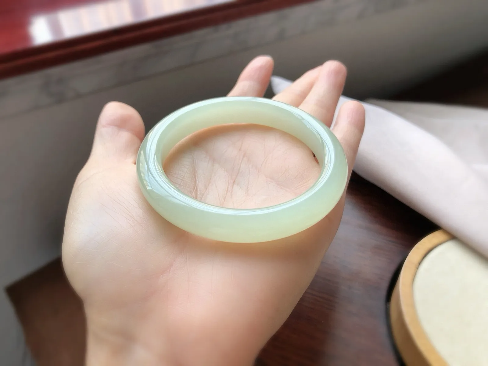 圈口55 尺寸11*9   冰晴水 美玉镯 精致和田玉 料子冰润细腻，超有存在感，又润又细腻，品质非常不错哦！