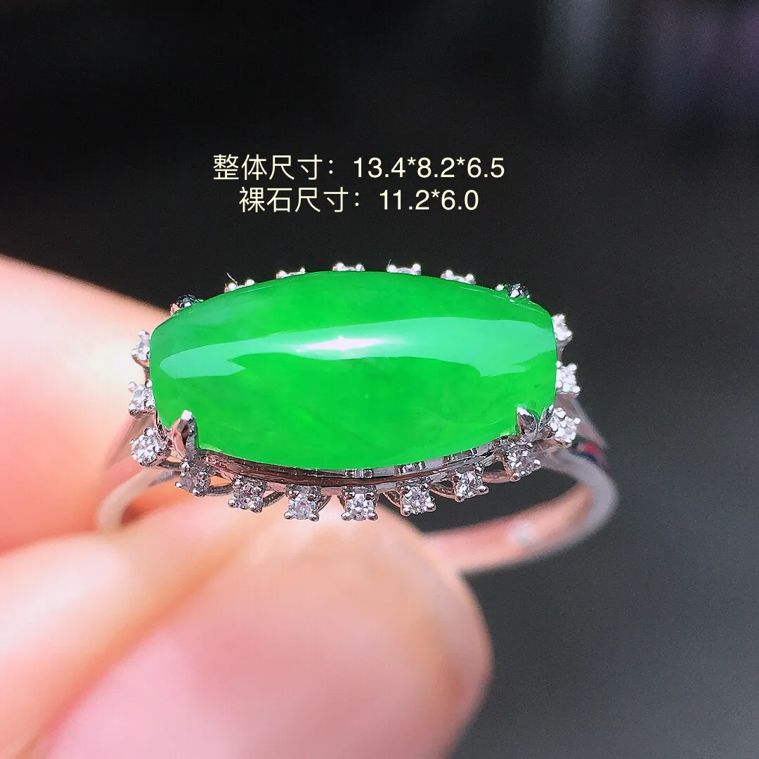 阳绿马鞍戒指，色泽均匀艳丽，玉质细腻，荧光感超
强，饱满水润，气质满满。18k
金豪华镶嵌