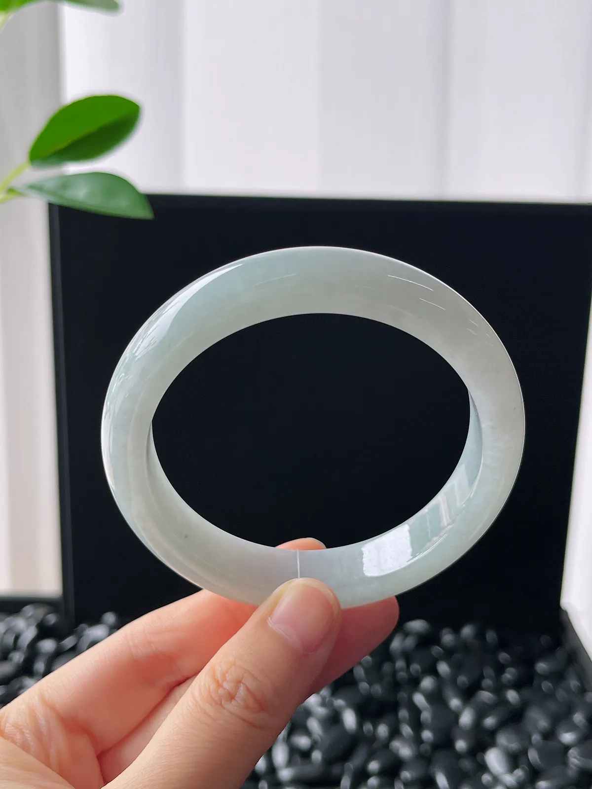 正圈58圈口，冰润细腻，翡翠正圈