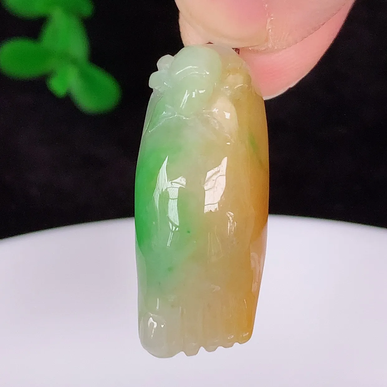 自然光实拍，冰润冰糯种双彩黄加绿翡翠知足常乐吊坠，种老水足，翠色灵动，寓意美好，佩戴时尚出众！#87.1