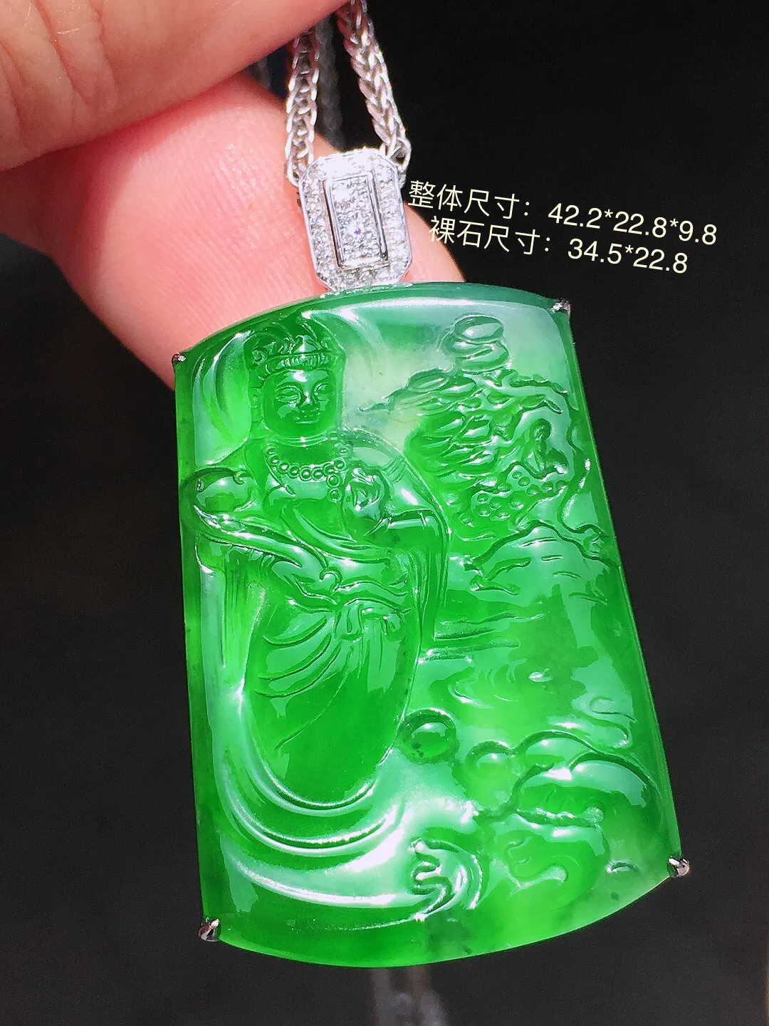 阳绿观音吊坠，色泽均匀艳丽，玉质细腻，荧光感超
强，饱满水润，气质满满。18k
金豪华镶嵌