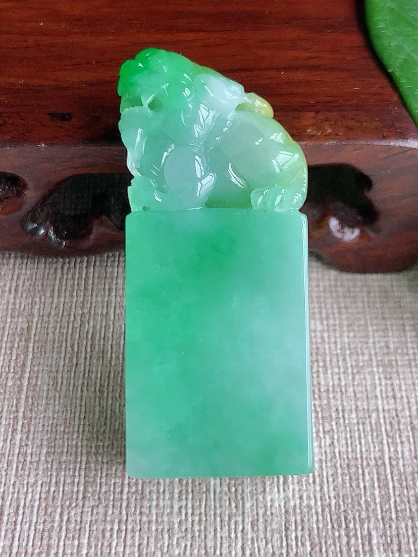 a货翡翠老坑冰种黄加绿双彩招财貔貅印章  尺寸49.3×20.6×12.3mm 重量34.62g 0