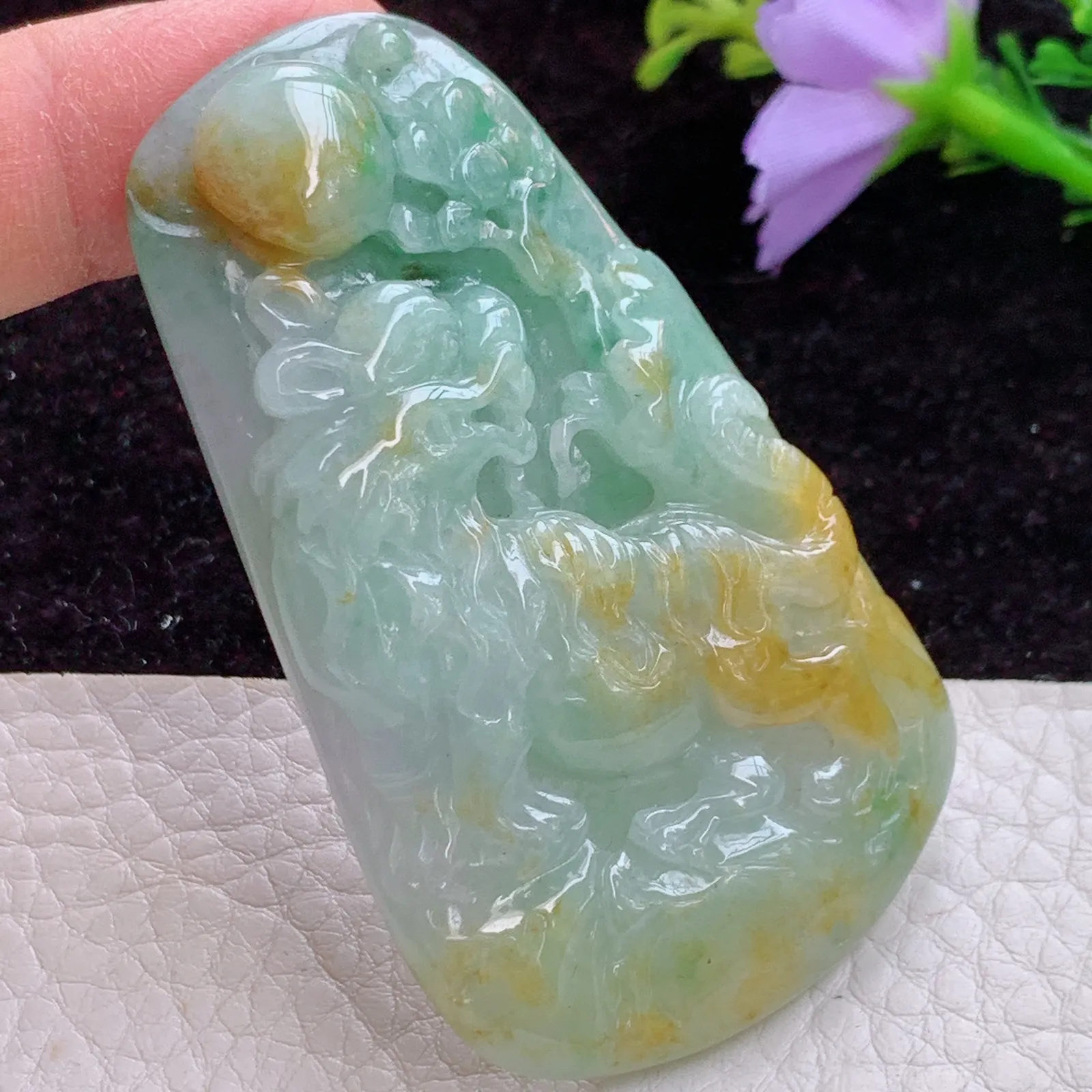 Zen实拍66.6*40*10.2缅甸翡翠精雕三彩老虎玉吊坠 生肖虎上山虎