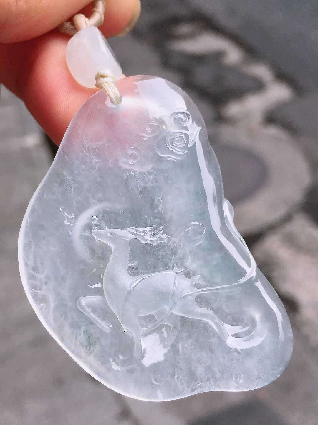 冰种🦌鹿吊坠，玉质细腻，荧光感超
强，饱满水润，气质满满。