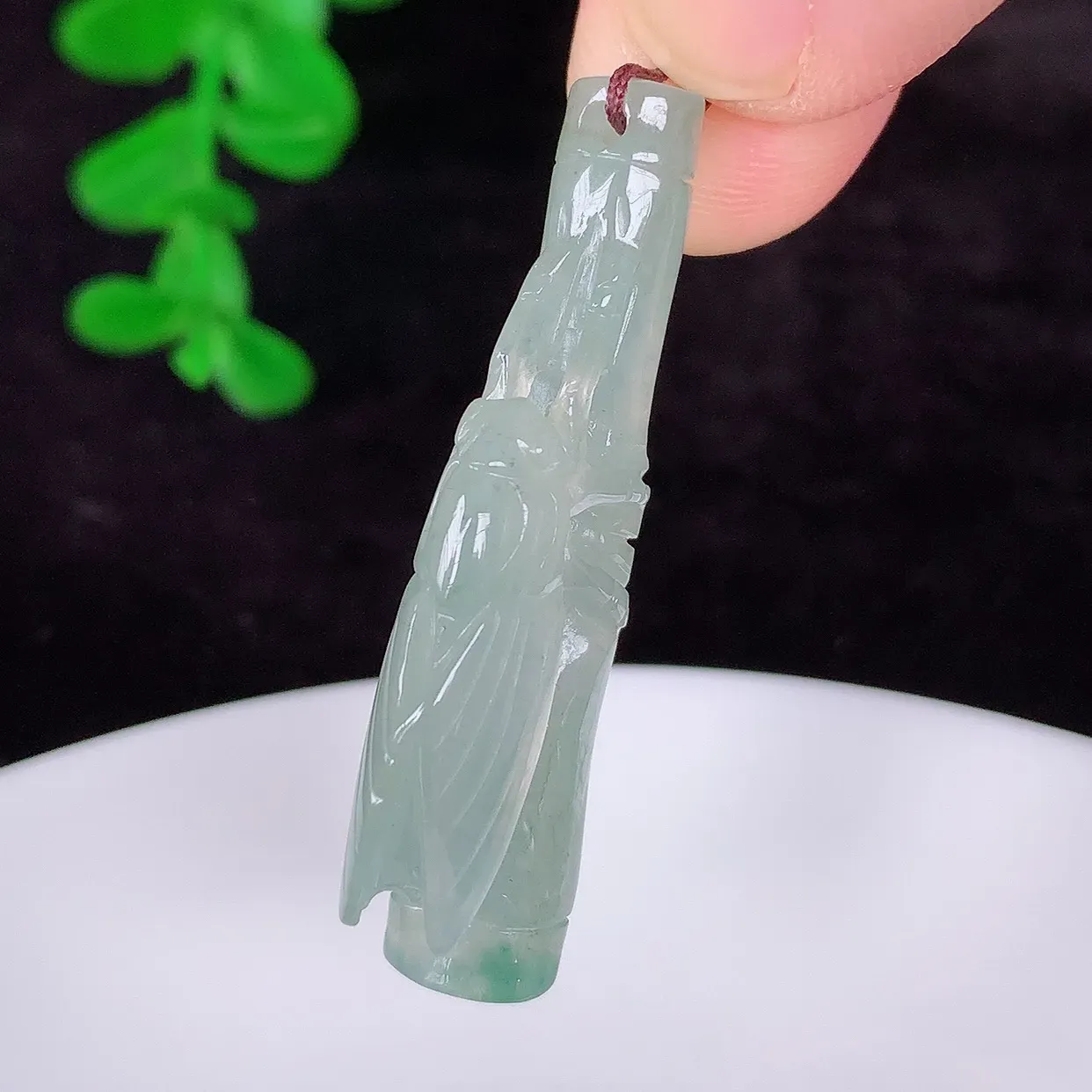 自然光实拍，冰种飘绿节节高竹节玉坠，一鸣惊人，款式时尚大方，竹节寓意好，佩戴事业，学业节节高升！#60.1