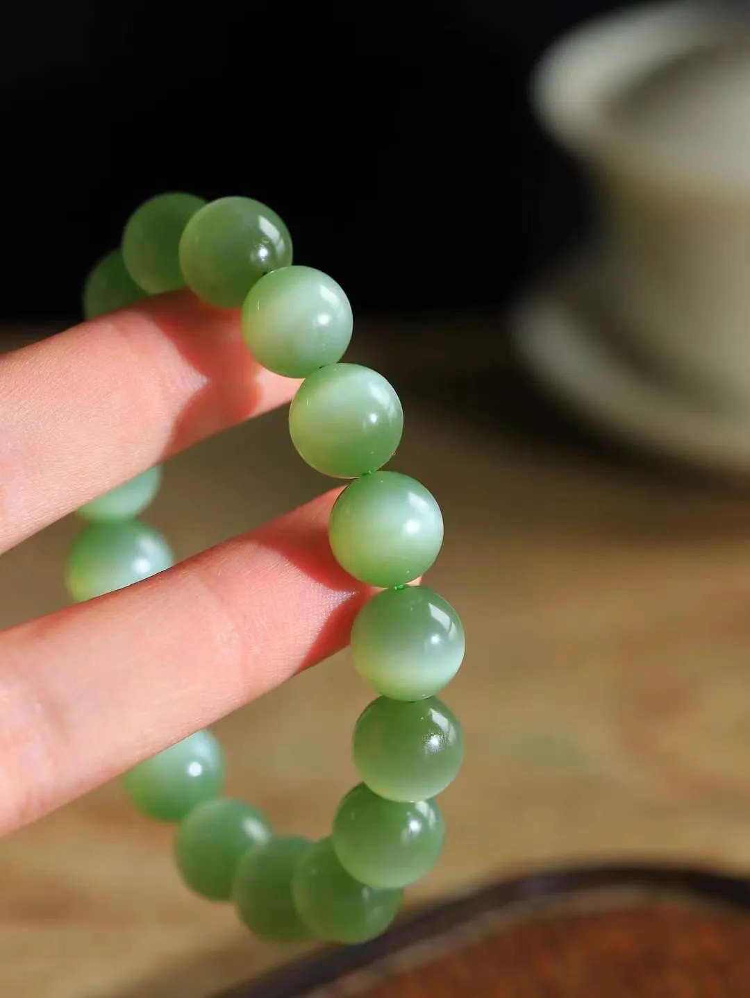 （猫眼手串）

收藏级臻品和田玉碧玉猫眼圆珠手串 质地温润灵动 猫眼儿般的光中，有波光潋滟，也有梦幻清韵。行走于市井的喧嚣，相顾不言，便得清欢。重45.3克 尺寸取一11.8mmFDL-8560388