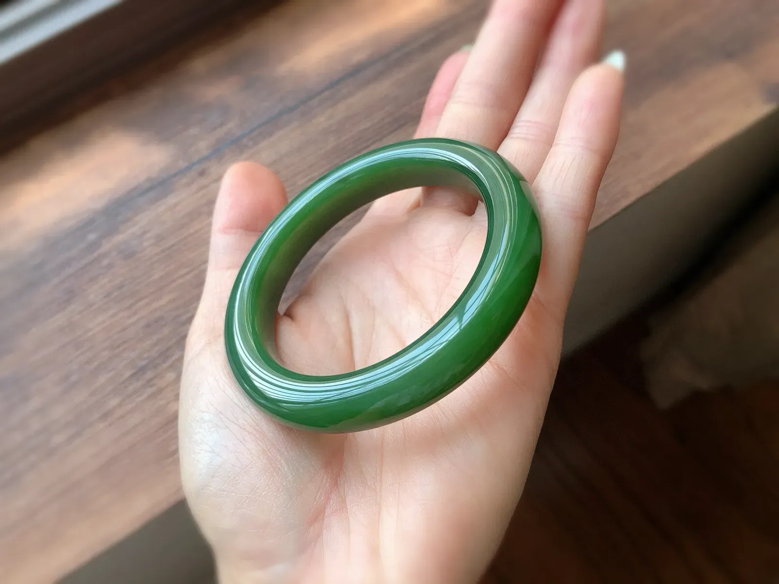 圈口55  尺寸11.8*10，天然和田玉 碧玉手镯，正装，老坑料 色辣绿，质地温润