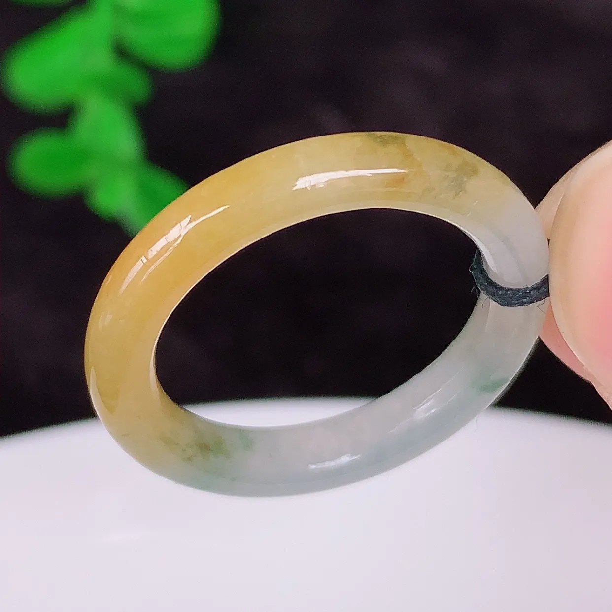 自然光实拍 冰润冰种黄翡18mm内径翡翠指环，玉戒指，玉质莹润，好精美好冰润的指环，15圈口，上手纤巧！#1.1