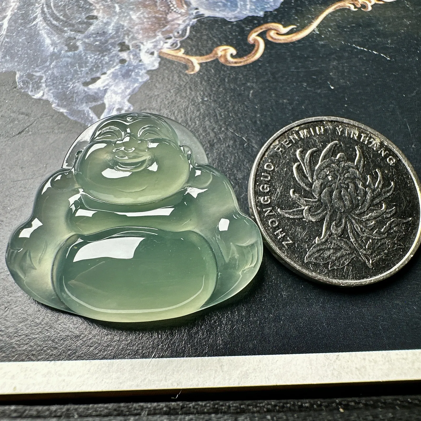 【冰种晴绿底正装佛公】质地细腻，起胶感，晶莹剔透，冰感十足，通透闪亮，可以打孔佩戴，也可镶嵌佩戴