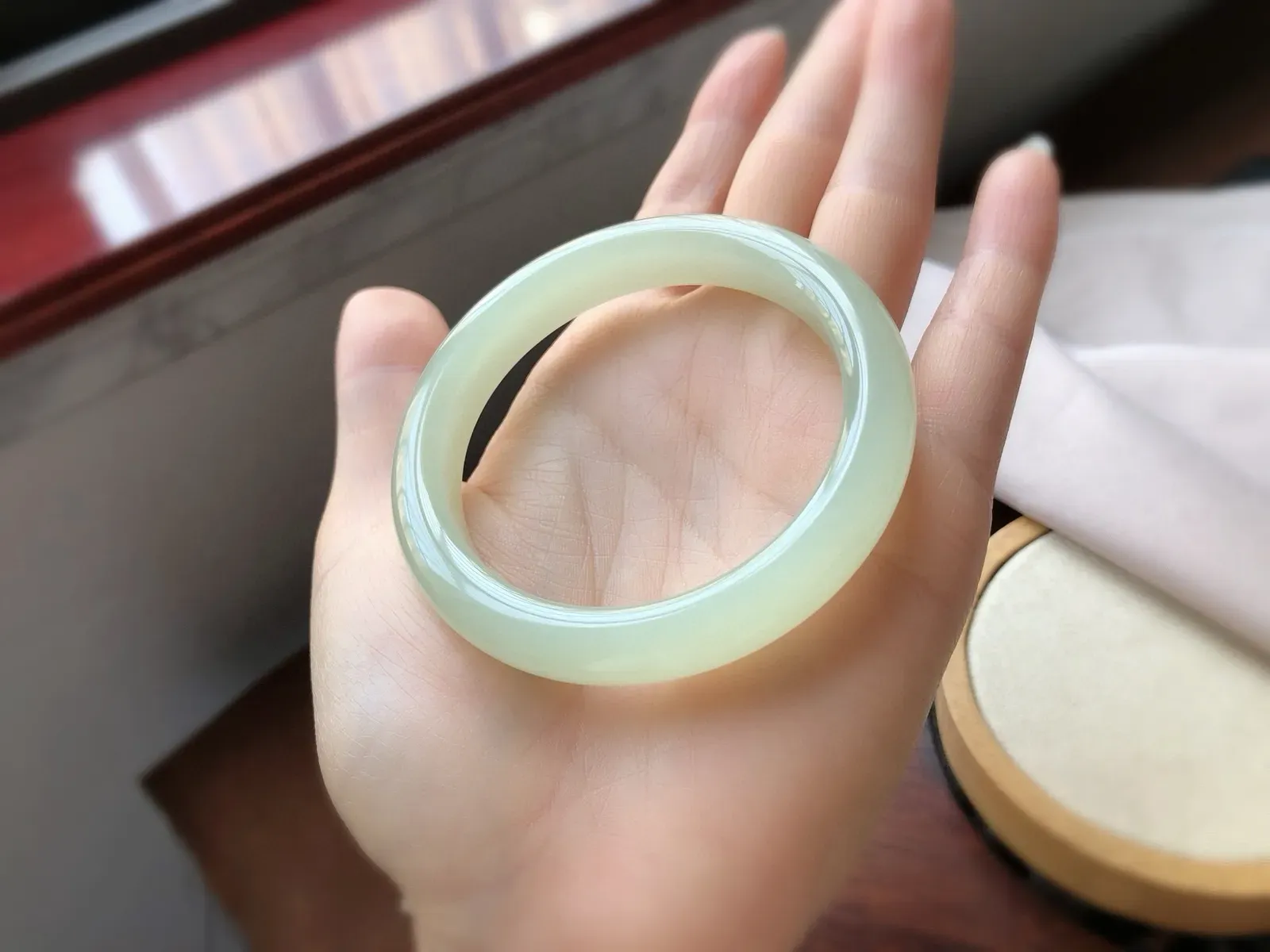 圈口55 尺寸11*9   冰晴水 美玉镯 精致和田玉 料子冰润细腻，超有存在感，又润又细腻，品质非常不错哦！