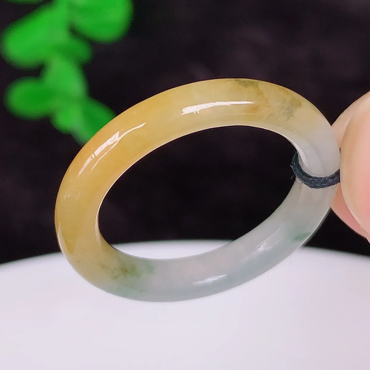 自然光实拍 冰润冰种黄翡18mm内径翡翠指环，玉戒指，玉质莹润，好精美好冰润的指环，15圈口，上手纤