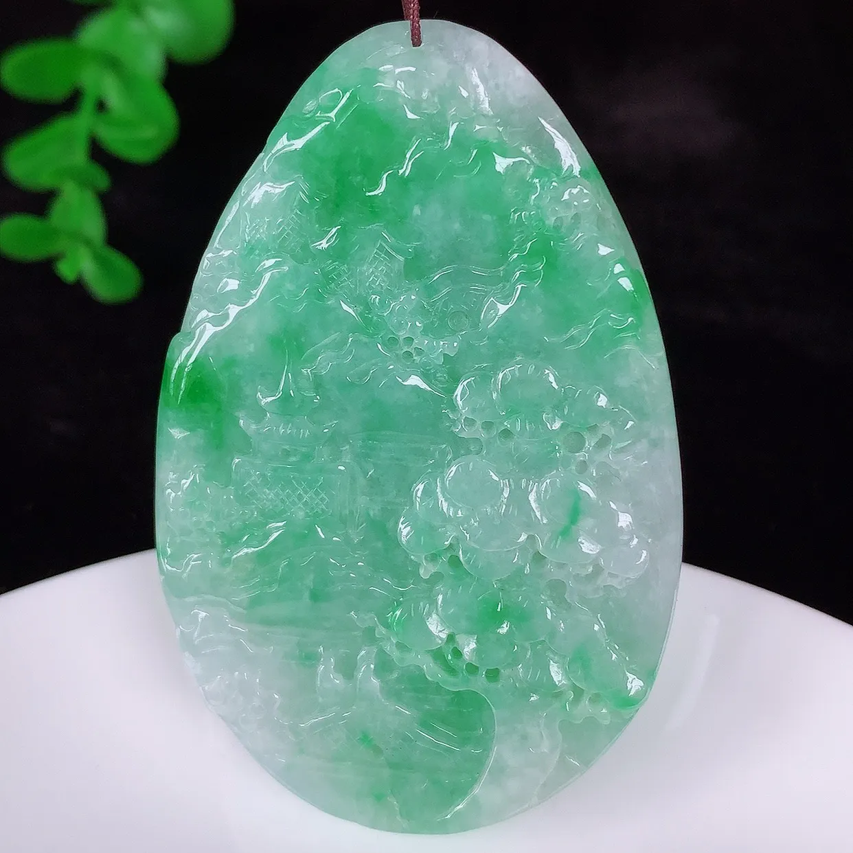 自然光实拍，冰润冰糯种飘阳绿翡翠山水牌吊坠，翡翠山水，立体生动形象，山水素材布局合理，意境感佳，佩戴