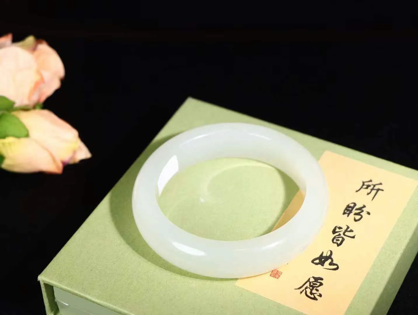 【腕间柔情.手镯】   

精品和田玉白玉手镯 玉质温润细腻 油性十足 古朴秀雅 轻抚岁月的栏杆软香温玉，腕间玉镯轻轻晃动，令人情动心间，撷一缕月末的芬芳，把心思铺陈，时光静美，惟有你最温柔。
重75.6克   圈口56.9-15.5-9.5mm 12440600602O