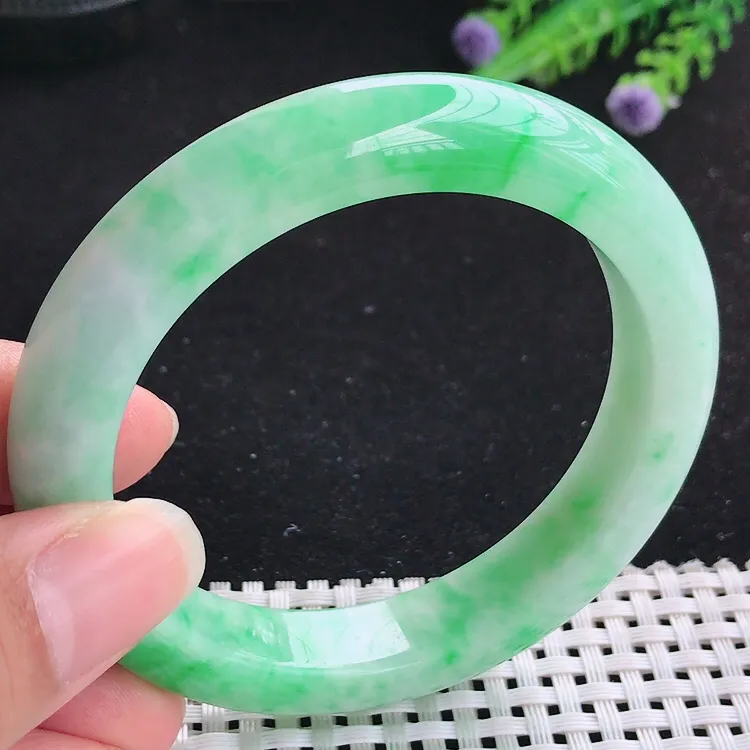 自然光57.5圈口老坑精美温润飘阳绿手镯翡翠玉镯尺寸57.5/12/9.3