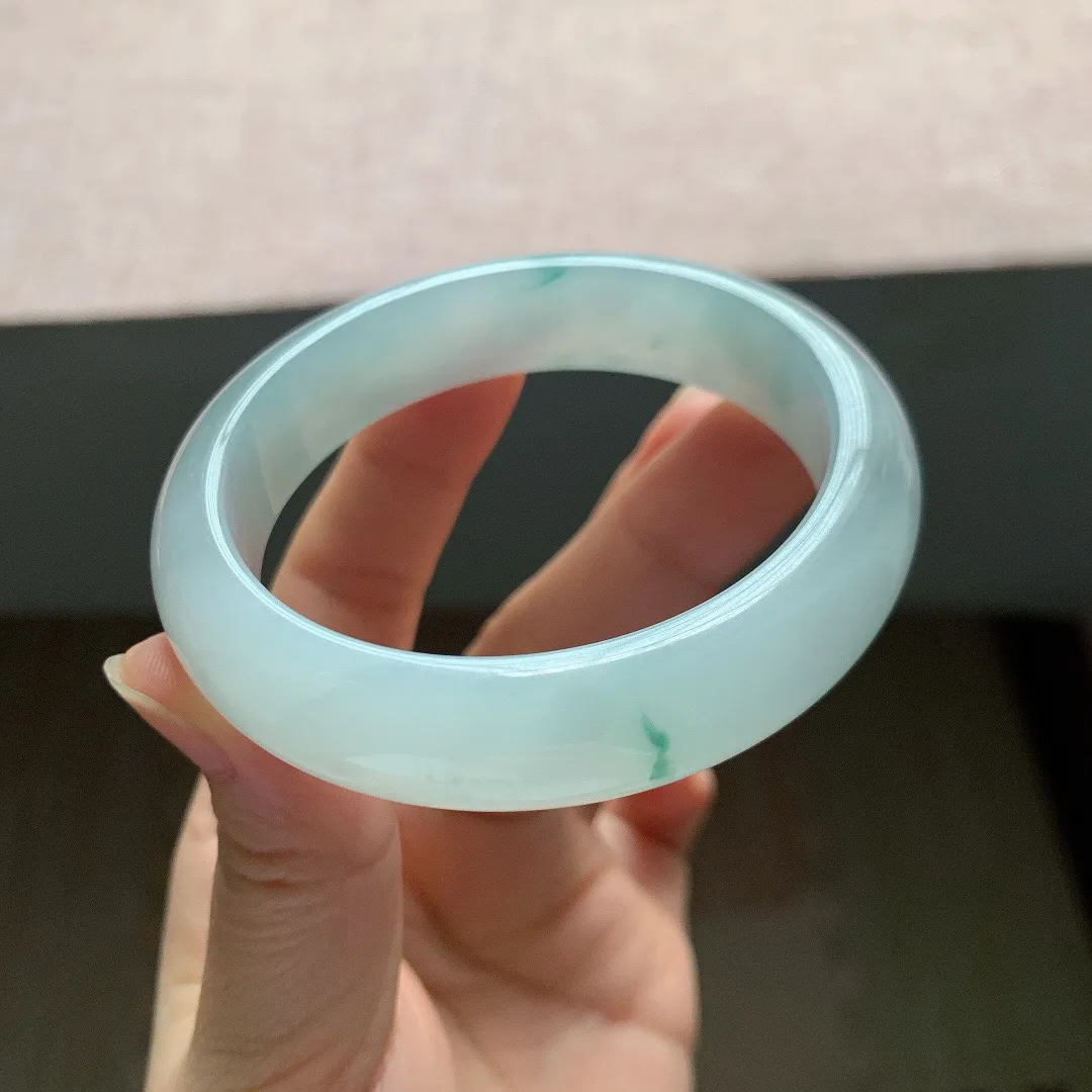 55圈口。自然光实拍，老坑冰胶飘花正圈翡翠手镯，尺寸:55-13.5-8mm，重量60.38g