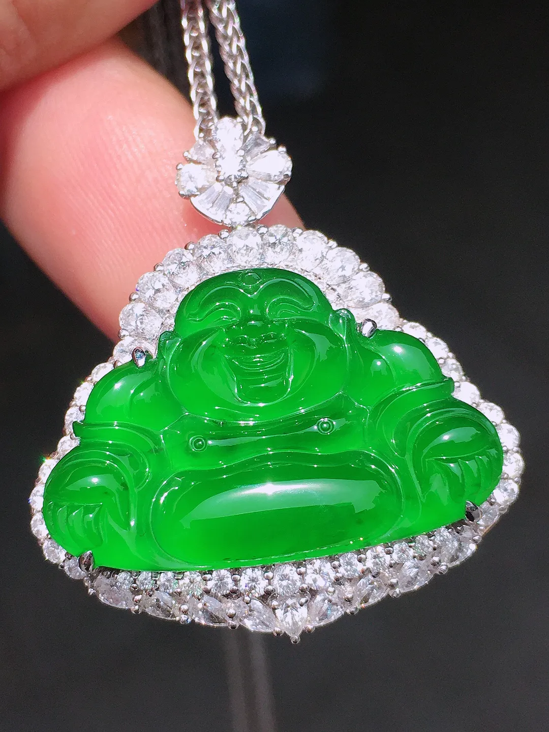 满绿佛公吊坠，色泽均匀浓郁，玉质细腻，荧光感超
强，饱满水润，气质满满。18k
金豪华镶嵌