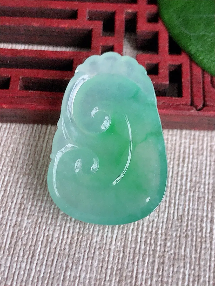 a货翡翠老坑冰种飘绿如意吊坠 尺寸30.3×20.4×4.7mm 重量6.26g 0603