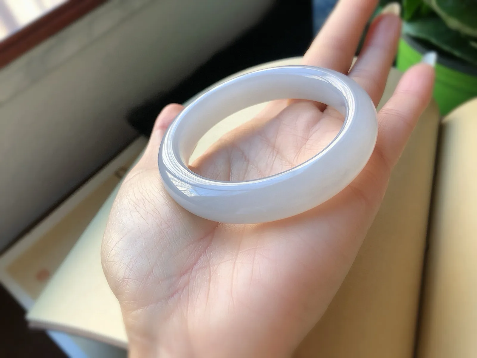 圈口55  尺寸12.8*9.5    超美的和田玉紫罗兰手镯，平安镯，冰紫料，料子细腻，超级有韵味，无黑裂。