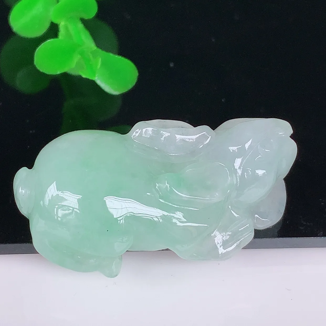 自然光实拍 冰润冰糯种飘绿翡翠生肖兔子吊坠，种老水足，翠色灵动，寓意美好，佩戴时尚出众！#41.1