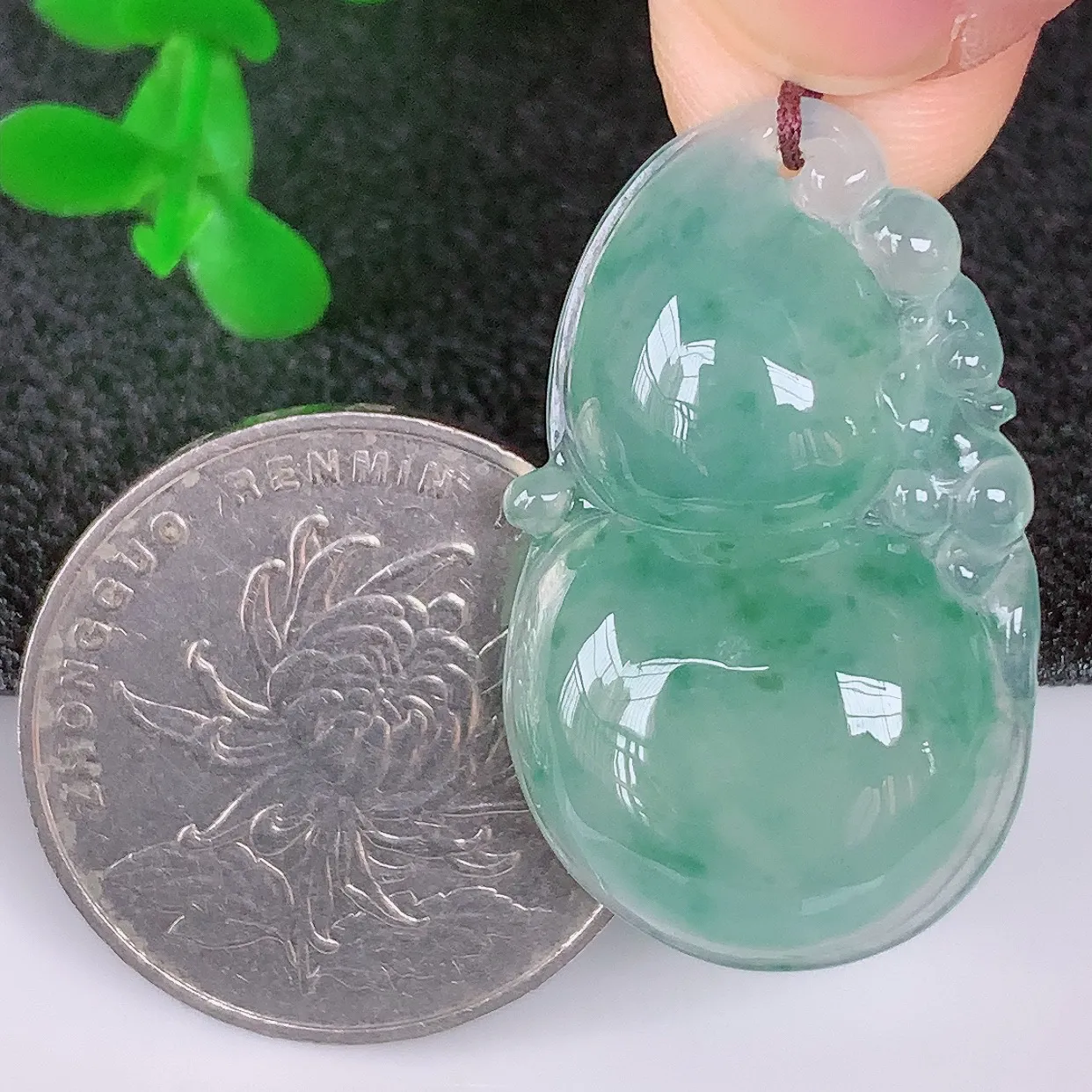 自然光实拍，冰润冰种飘花翡翠葫芦吊坠，葫芦寓意福禄双全，财源滚滚，饱满，清新脱俗，佩戴效果优雅迷人！#57.1