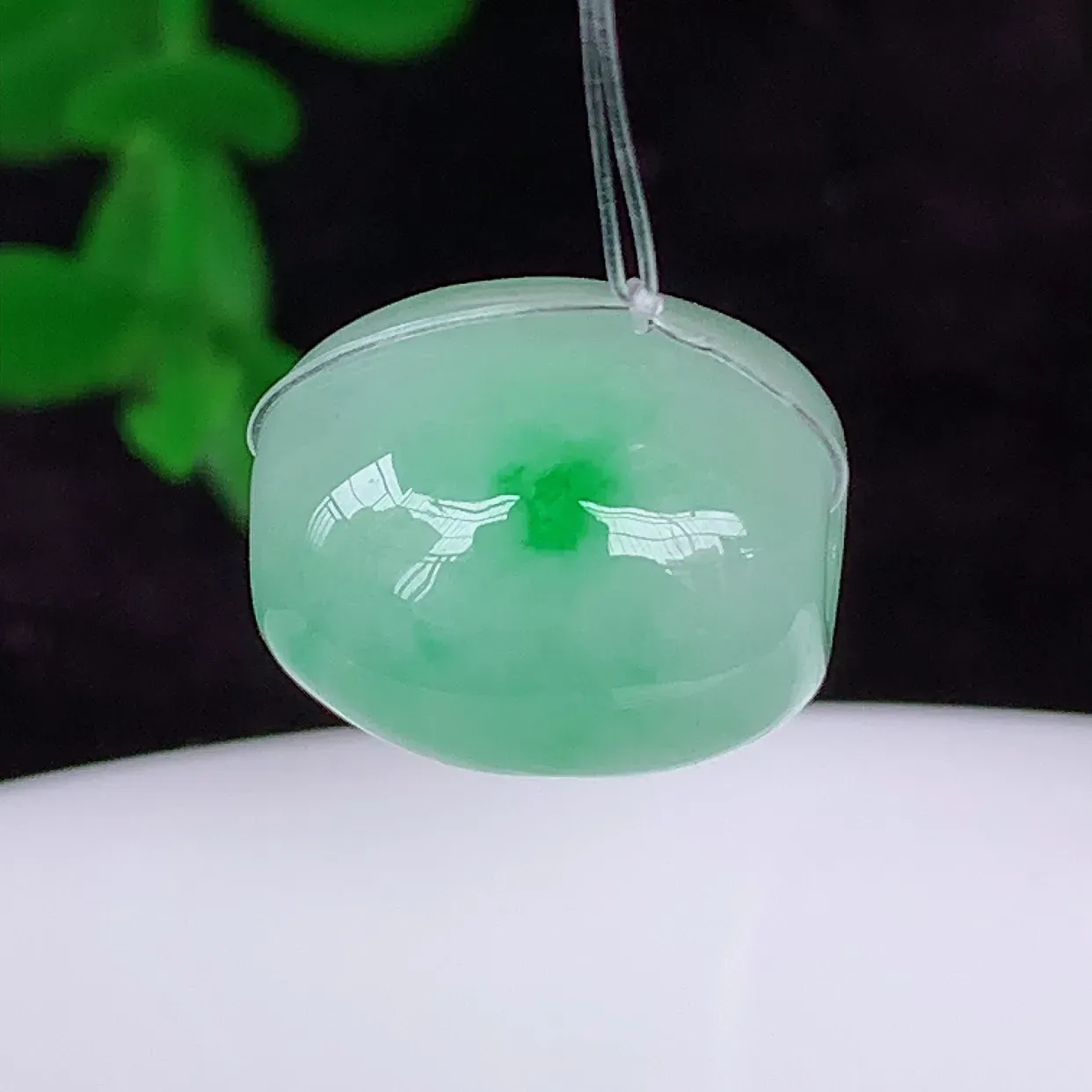 自然光实拍 冰润冰糯种飘阳绿翡翠路路通吊坠，寓意好运连连，路路畅通，经典款式，财运滚滚，路路通，佩戴