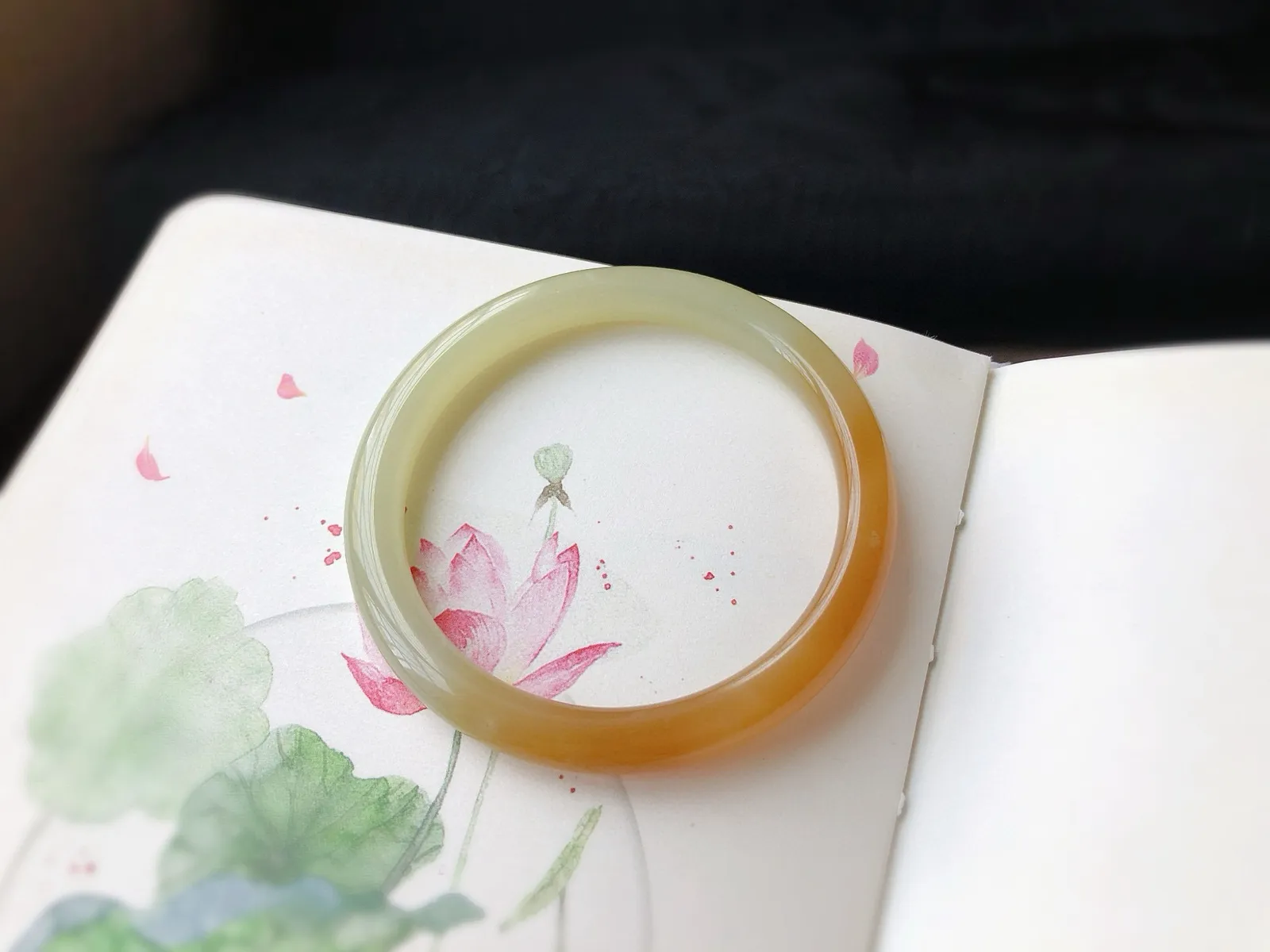 圈口55.3 尺寸7.7*7.3
和田玉手镯，嫩糖半山水，老坑料 ， 料子油润，密度是杠杠的好。